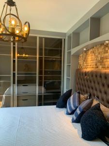 Un dormitorio con una cama grande con almohadas. en Luxury villa en Estambul