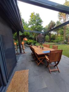 Une table et des chaises en bois sont disponibles sur la terrasse. dans l'établissement Luxury villa, à Istanbul