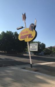 Vottorð, verðlaun, skilti eða annað skjal til sýnis á Apache Motel