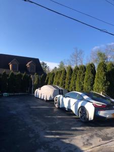 una fila de autos estacionados en un estacionamiento en Modern Lakehouse Retreat by CozySuites en Copake