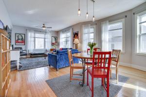 uma sala de estar com mesa e cadeiras em Pet-Friendly Saint Paul Vacation Rental with Deck! em West Saint Paul