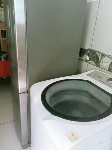 eine Waschmaschine mit einer Schüssel im Bad in der Unterkunft Toca in Pipa