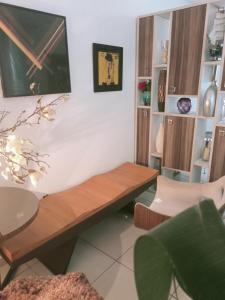 Zimmer mit einer Holzbank und einem Tisch in der Unterkunft Toca in Pipa