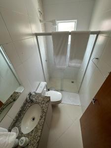 y baño con aseo, lavabo y ducha. en Residencial 04 Monte Carlo em São Roque, en São Roque