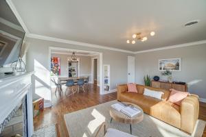 Χώρος καθιστικού στο Lovely Tulsa Vacation Rental about 3 Mi to Downtown!