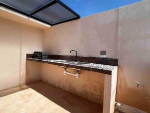 een keuken met een wastafel in een kamer bij Suite 5 -Terraza Vista Gran Parque de la Plancha in Mérida