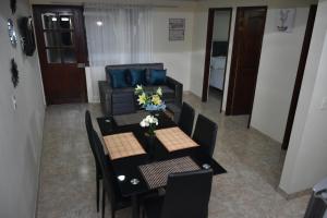 uma sala de estar com uma mesa e um sofá em Confortable apartamento cerca de la plaza principal em Villa de Leyva