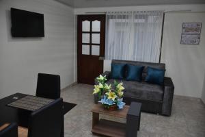 uma sala de estar com um sofá e uma mesa em Confortable apartamento cerca de la plaza principal em Villa de Leyva