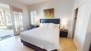 een slaapkamer met een groot wit bed en een raam bij LV002 Secluded Downstairs Legacy Villas Studio in La Quinta +23 foto's