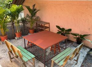 ein Holztisch und zwei Stühle und ein Tisch und einige Pflanzen in der Unterkunft Bansuan viewpai in Pai