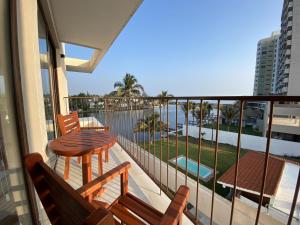 a balcony with a table and chairs and a view of the ocean at Vista al mar, Alberca, Netflix, Playa - Facturamos in Conchal