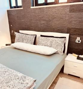 - un lit avec 2 oreillers dans une chambre dans l'établissement BB SAN SIRO, à Milan