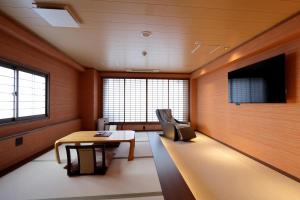 TV a/nebo společenská místnost v ubytování Kawaguchiya Kinosaki Riverside Hotel