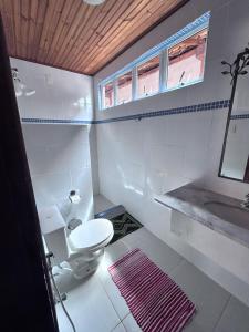 uma casa de banho branca com um WC e um lavatório em Pousada Serra Morena em Serra do Cipo