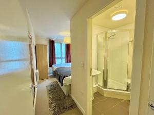 een hotelkamer met een bed en een douche bij Skyview Apartment by Noknokstay - City centre with Parking - Group, Family, Business in Sheffield