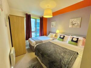 een hotelkamer met 2 bedden en een raam bij Skyview Apartment by Noknokstay - City centre with Parking - Group, Family, Business in Sheffield