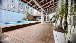 una piscina en medio de un edificio en Casa 4 quartos piscina praia Mariscal Bombinhas SC, en Bombinhas