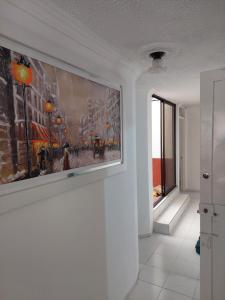 una pintura colgando de una pared en una habitación en Apartamento El Rosal, en Ibagué