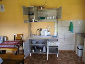 皮薩克的住宿－Casa con jardín y vista a las montañas Pisac，一间小厨房,内设一个柜台