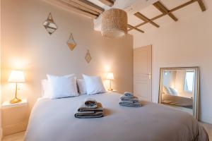 Llit o llits en una habitació de Villa Caron - Appartements haut de gamme avec chambre hyper centre