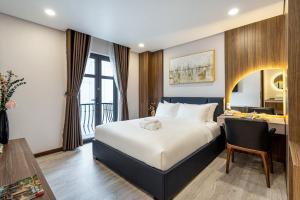um quarto de hotel com uma cama e uma secretária em VIN HOTEL em Vinh Long