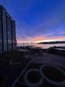 a view of a city skyline at sunset at CASA ABODE - Jesselton Quay (Sea View) in Kota Kinabalu