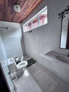 uma casa de banho com um WC, um lavatório e uma banheira em Pousada Serra Morena em Serra do Cipo