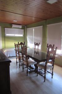 comedor con mesa y 4 sillas en Casa en Quequén hasta 5 personas en Quequén