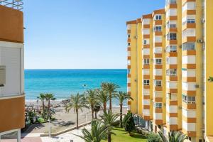 desde el balcón de un edificio con vistas a la playa en Oasis costero a pie de mar, en Algarrobo