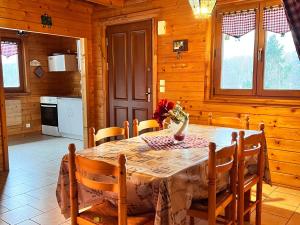 a dining room with a table and chairs in a cabin at Gîte Taintrux, 4 pièces, 6 personnes - FR-1-589-222 in Taintrux