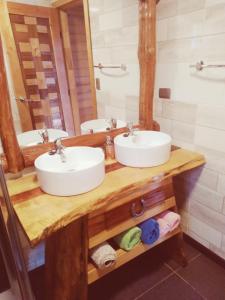 Baño con 2 lavabos y espejo en CABAÑA LA RECALADA, en Castro