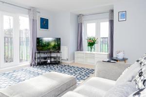 a living room with a couch and a tv at Wow Book Me 9 Beds 25 Baths Contractors,family! in Earley