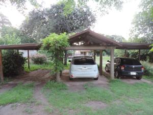 Taman di luar Departamenos Minsu