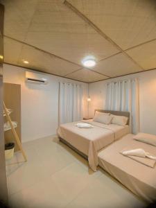 1 Schlafzimmer mit 2 Betten in einem Zimmer in der Unterkunft Time To Sleep - Casa Ala Una in Butuan