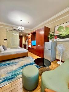 um quarto com uma cama, um sofá e uma mesa em Diny ApartHotel - Rooftop Pool - The Manor 2 em Ho Chi Minh