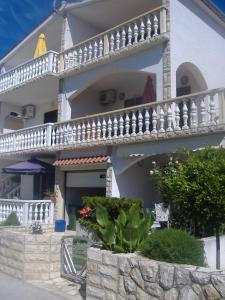 un gran edificio blanco con balcón. en Apartments by the sea Privlaka, Zadar - 22380, en Privlaka