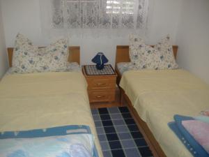 1 dormitorio con 2 camas y mesita de noche entre ellas en Apartments by the sea Privlaka, Zadar - 22380, en Privlaka