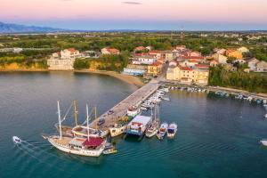 una vista aérea de un puerto deportivo con barcos en el agua en Apartments by the sea Privlaka, Zadar - 22380, en Privlaka