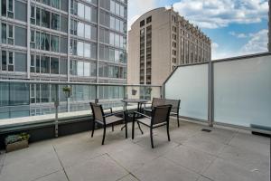 a patio with a table and chairs on a balcony at Modern 1 bedroom sleeps 3 Yorkville STK in Toronto