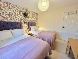 Un pat sau paturi într-o cameră la Payler House Sheffield-WiFi -Large Parking Space-cozy 4 bedrooms