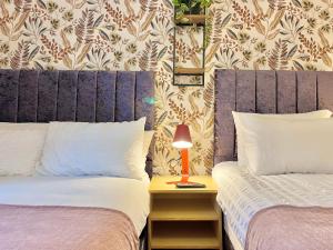 Säng eller sängar i ett rum på Payler House Sheffield-WiFi -Large Parking Space-cozy 4 bedrooms