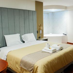 Una habitación de hotel con una cama con toallas. en Terra Premium Hotel, en Huánuco