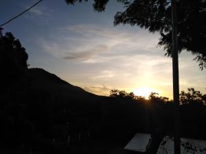 einen Sonnenuntergang aus dem Hinterhof eines Hauses in der Unterkunft Estudio Curime in Curime