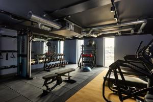 ein Fitnessstudio mit viel Ausrüstung in einem Zimmer in der Unterkunft Hotel Indigo Coventry, an IHG Hotel in Coventry