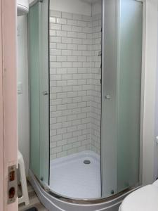 a shower with a glass door in a bathroom at Las Marinas in Balneario Buenos Aires