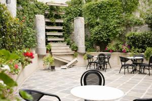 une terrasse avec des tables, des chaises et des escaliers. dans l'établissement Villa Flavia Heritage Boutique Hotel, à Plovdiv