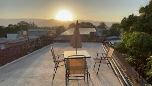 a table and chairs sitting on top of a roof at Casco histórico Atenea in Comayagua