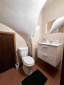 een badkamer met een wit toilet en een wastafel bij Invited to Porto in Porto