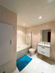 een badkamer met een toilet, een wastafel en een bad bij Invited to Porto in Porto