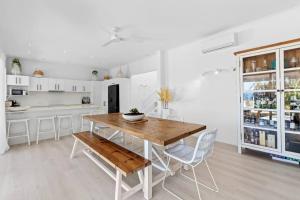 Η κουζίνα ή μικρή κουζίνα στο WHITE BEACH HOUSE High on Belmore, PETS welcome